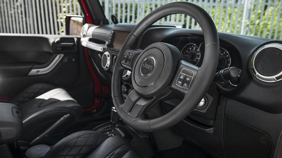 Панель приборов Jeep Wrangler Sahara CJ400 by Project Kahn 2015 года  (фото 18 из 21)